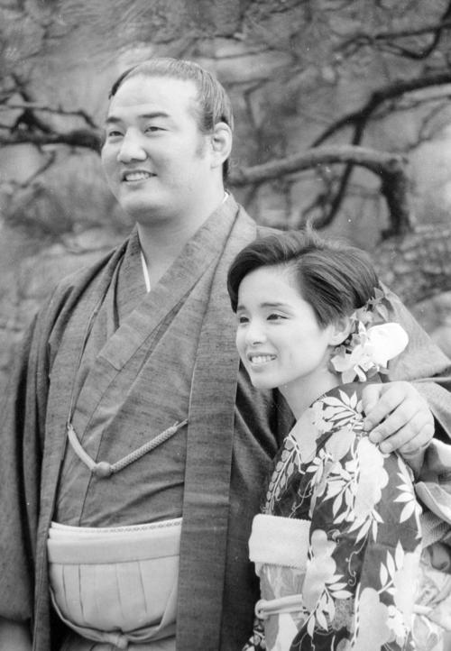 婚約を発表した大関若嶋津と歌手高田みづえ（1985年2月3日撮影）