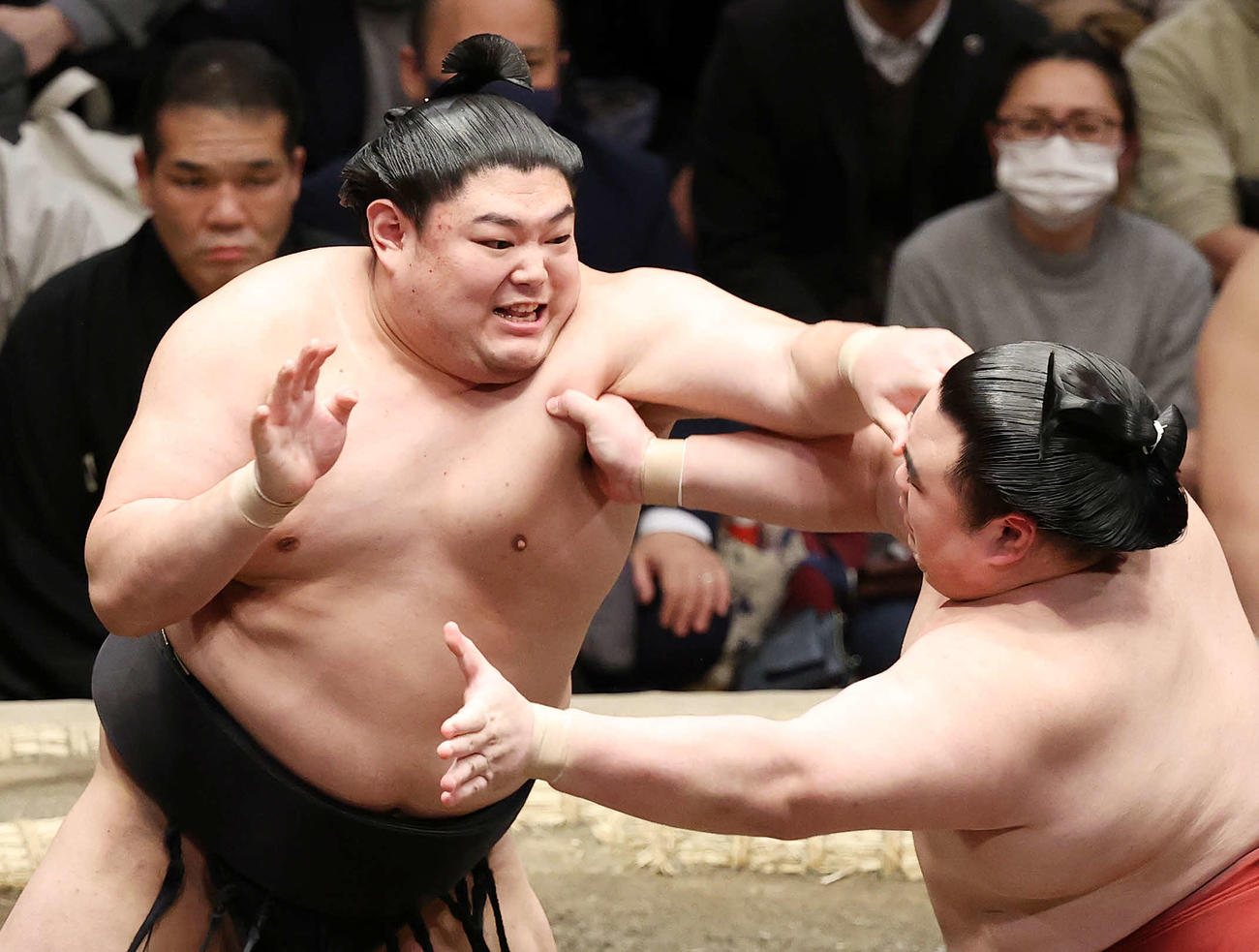阿炎再びV争いトップ並んだ「意識してない」照ノ富士、御嶽海が相次ぎ黒星 - 大相撲写真ニュース : 日刊スポーツ