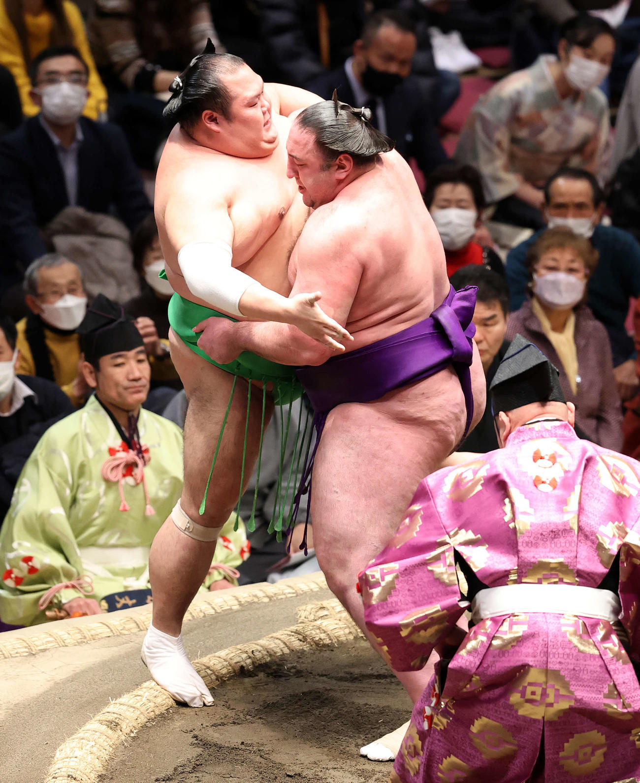 千代丸（左）を寄り切りで破る栃ノ心（撮影・鈴木正人）