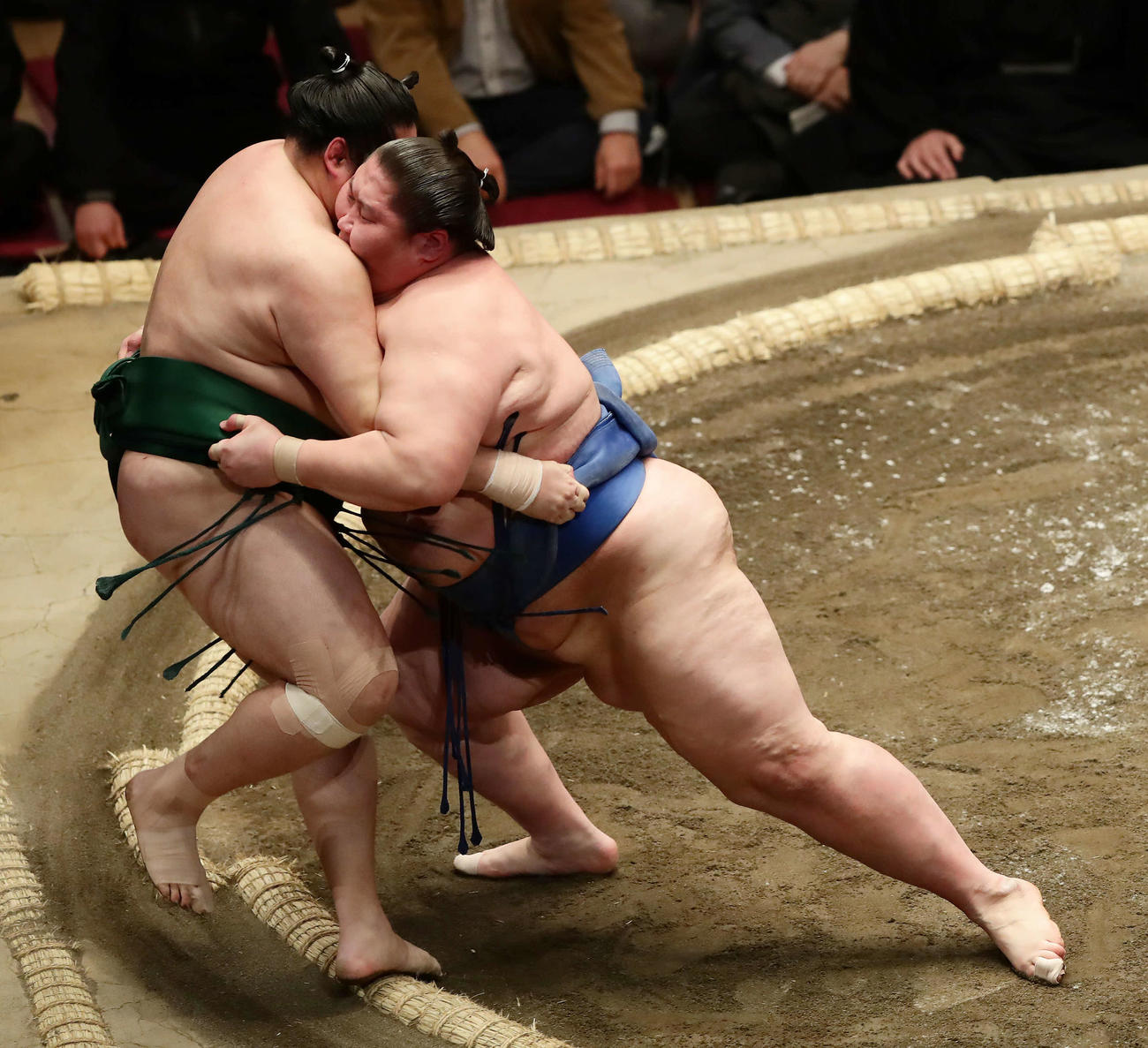 佐田の海を寄り切りで破った逸ノ城（撮影・丹羽敏通）