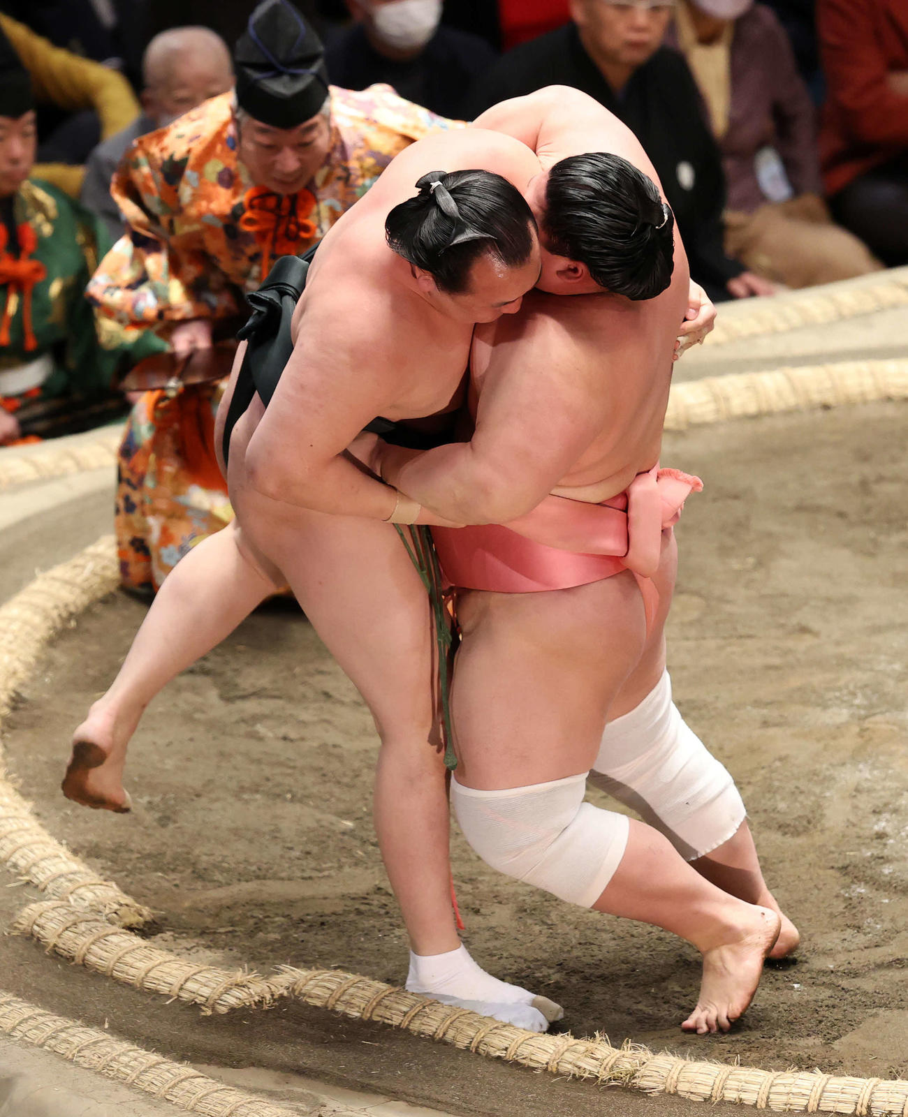 千代翔馬（左）を寄り切りで破る宇良（撮影・鈴木正人）