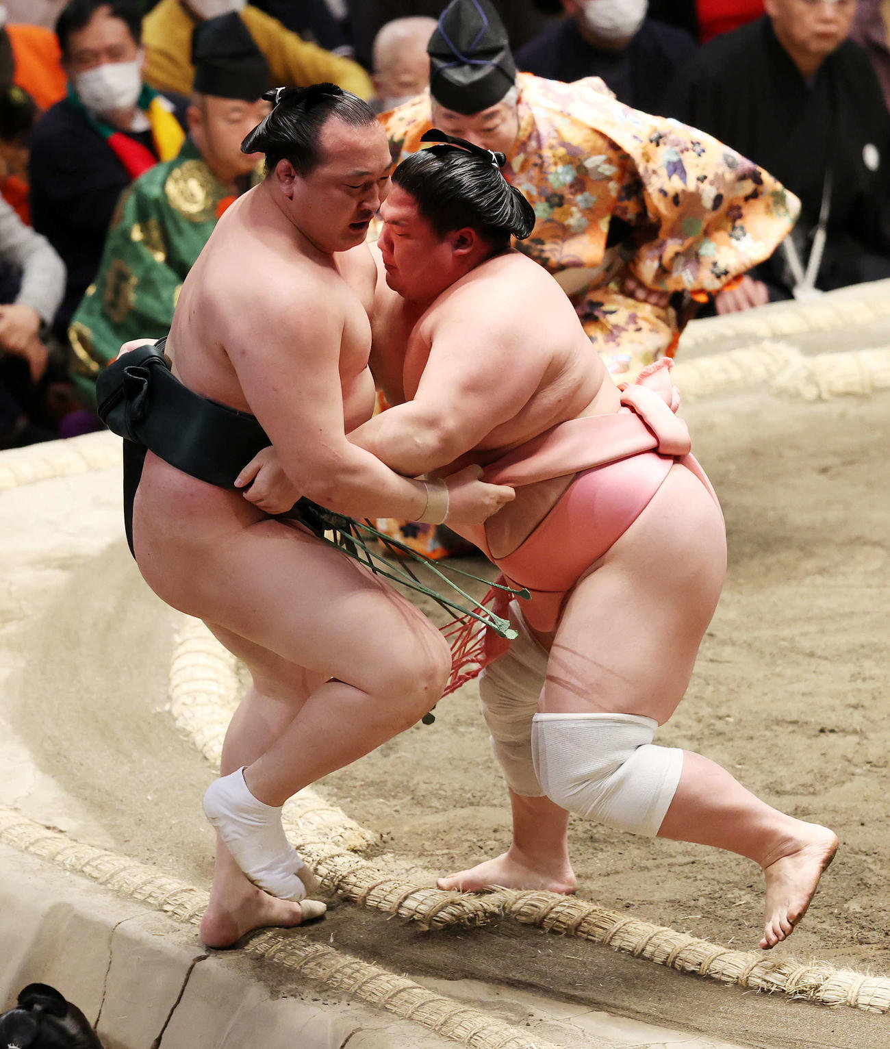 千代翔馬（左）を寄り切りで破る宇良（撮影・鈴木正人）