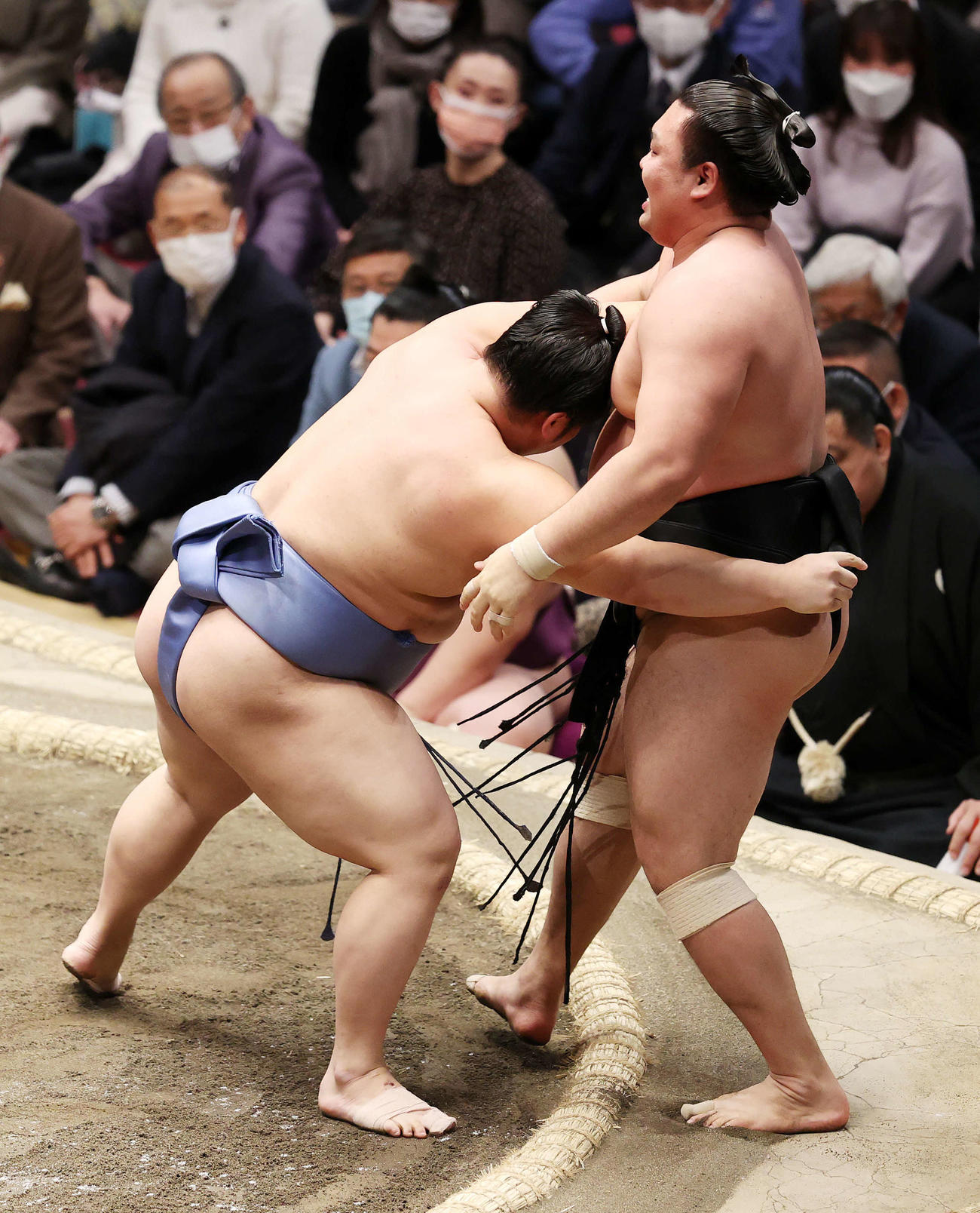 霧馬山（右）を寄り切りで破る翔猿（撮影・鈴木正人）