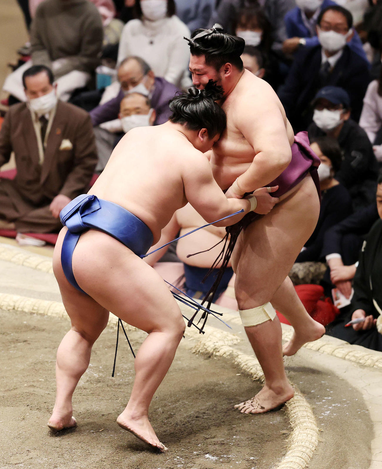 遠藤（右）を寄り切りで破る若隆景（撮影・鈴木正人）