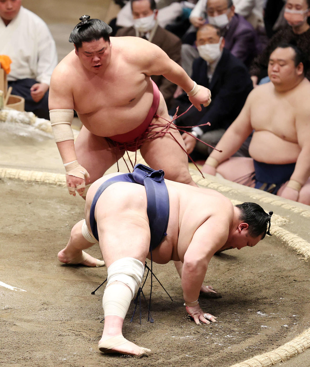 北勝富士（手前）を引き落としで破る大栄翔（撮影・鈴木正人）