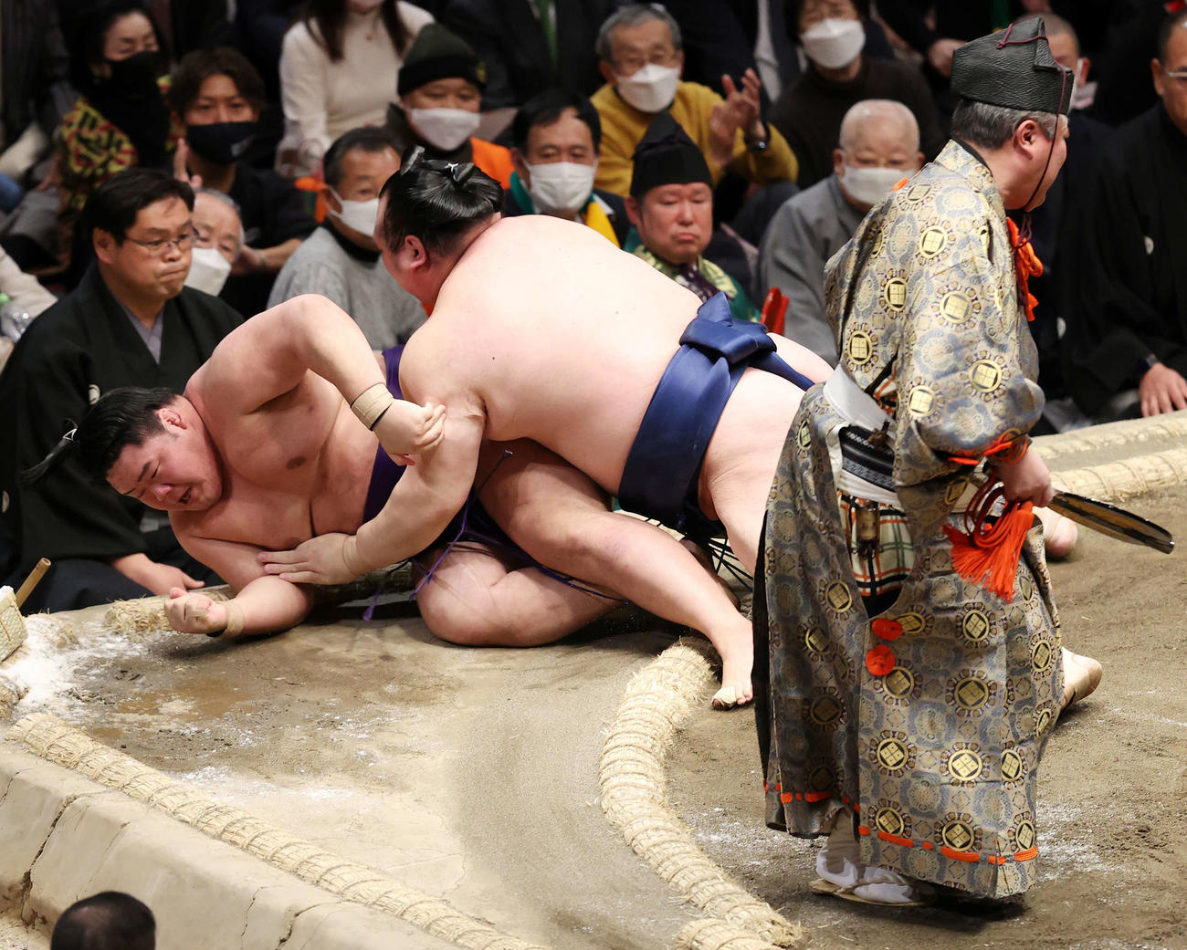 明生（左）を渡し込みで破る宝富士（撮影・鈴木正人）