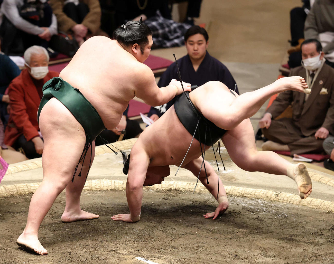 若元春（右）を上手投げで破る千代大龍（撮影・鈴木正人）