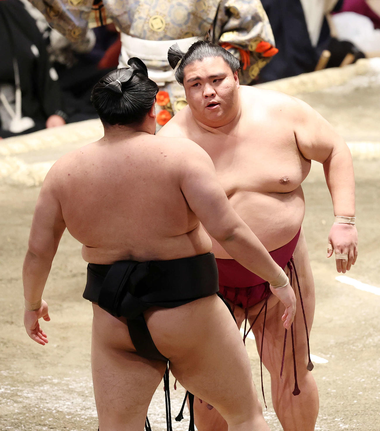 阿炎（左）を押し出しで破った御嶽海（撮影・鈴木正人）