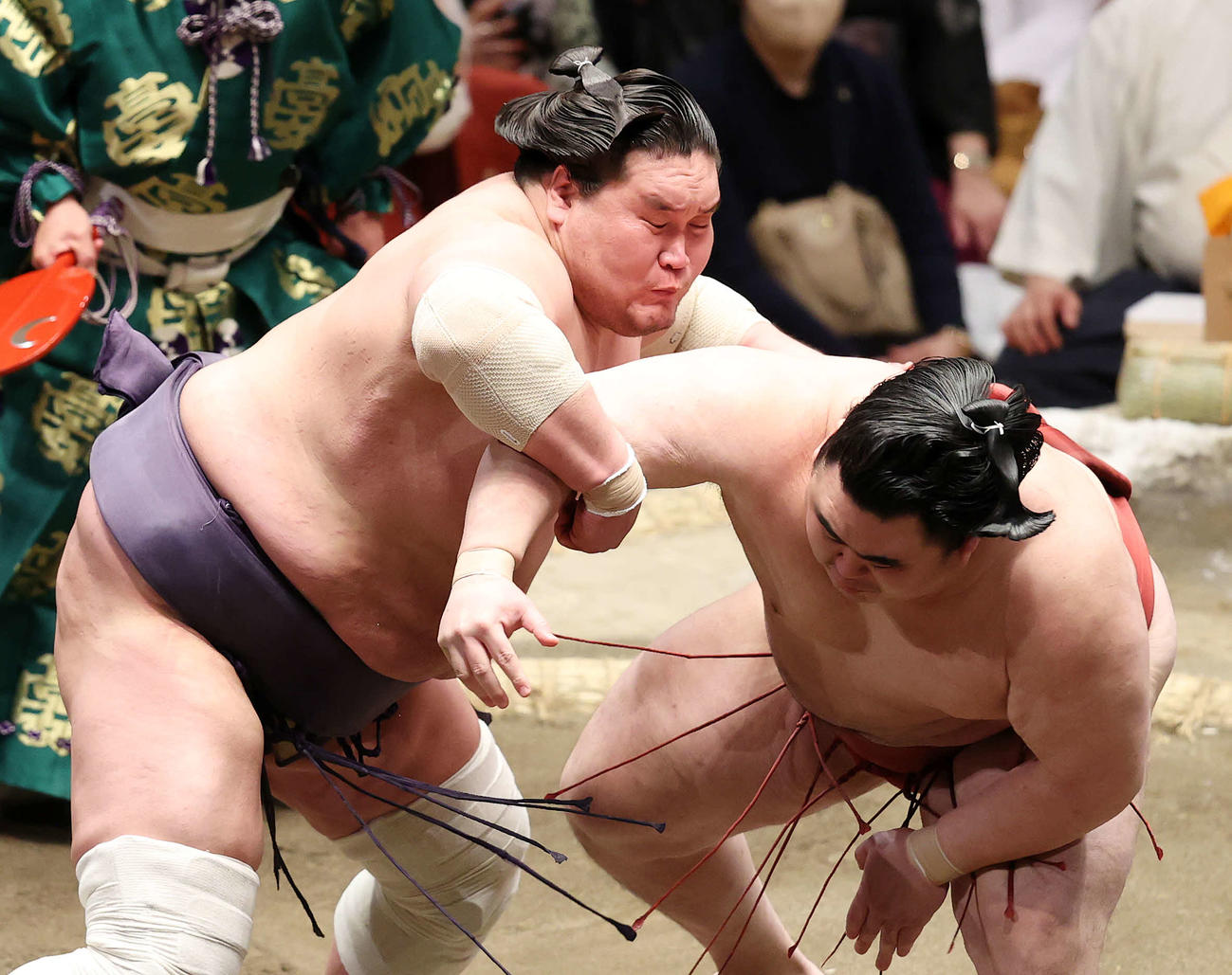 隆の勝（右）を攻める照ノ富士（撮影・鈴木正人）