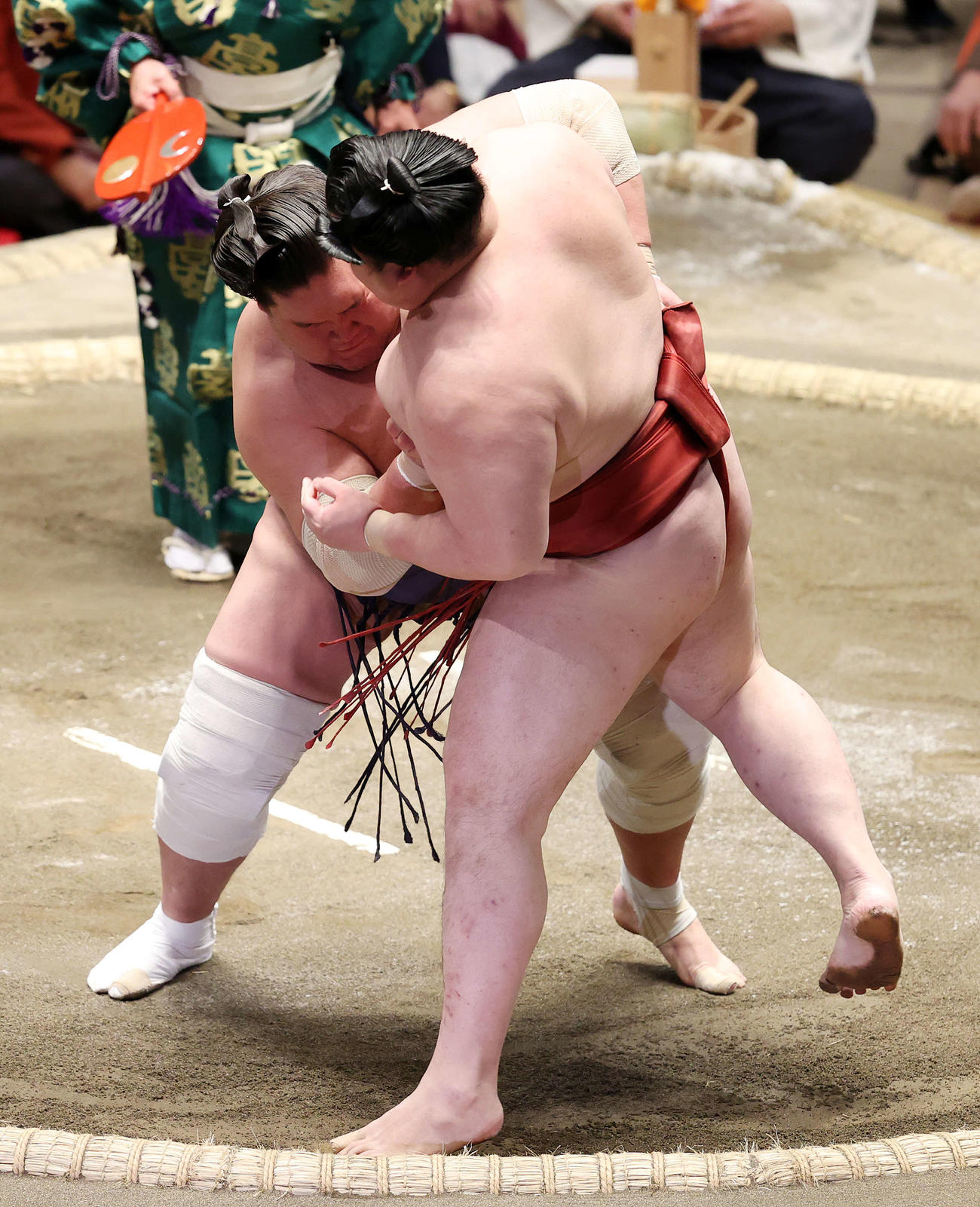 隆の勝（右）を寄り切りで破る照ノ富士（撮影・鈴木正人）