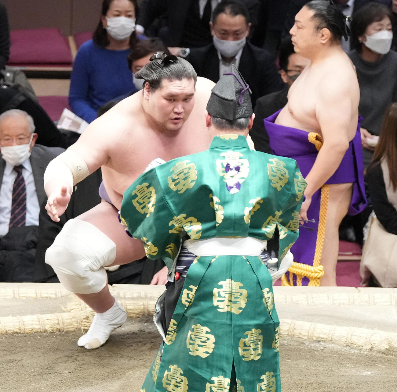 懸賞金を手にする照ノ富士（撮影・小沢裕）