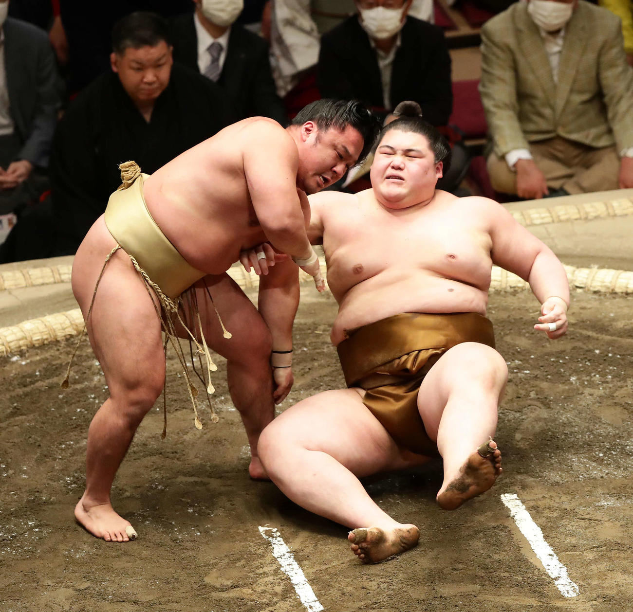 王鵬を下手ひねりで破った石浦（撮影・丹羽敏通）