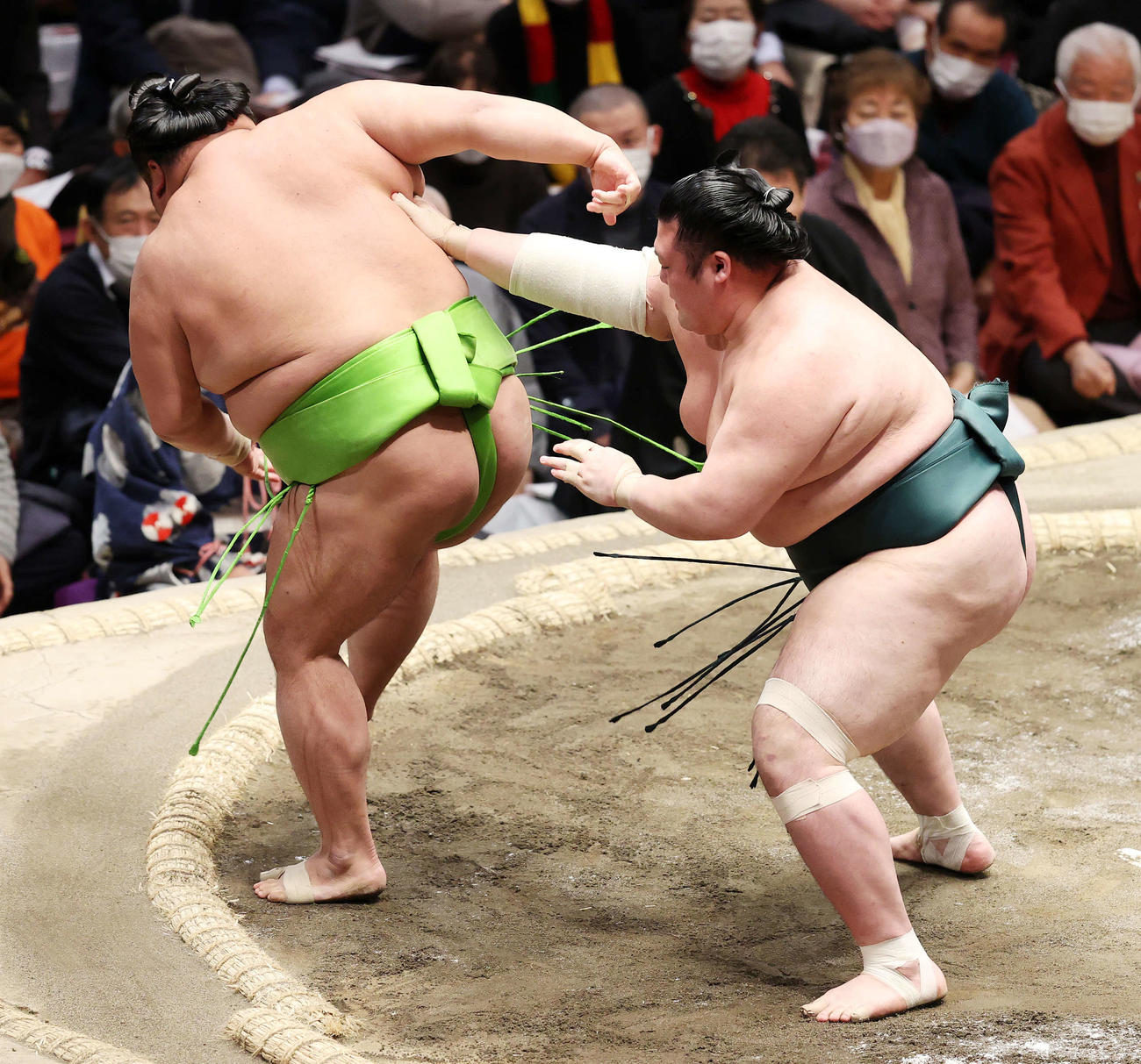 天空海（左）を送り出しで破る豊山（撮影・鈴木正人）