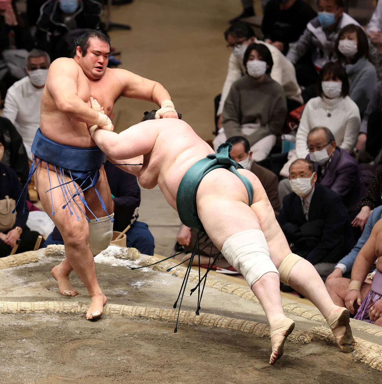 千代の国（左）を押し出しで破る碧山（撮影・鈴木正人）