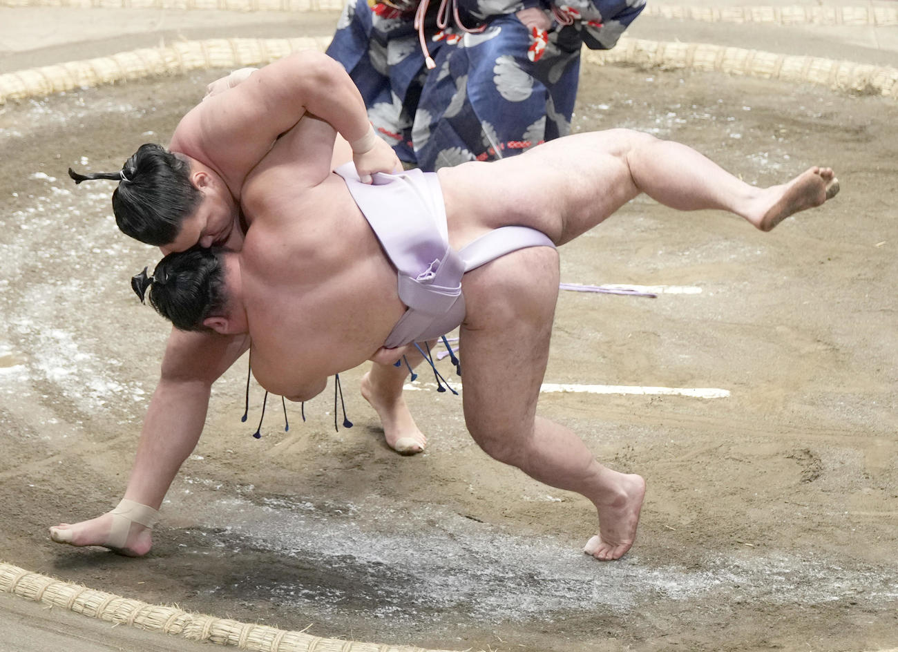 豊昇龍（左）は琴恵光を上手投げで破る（撮影・小沢裕）