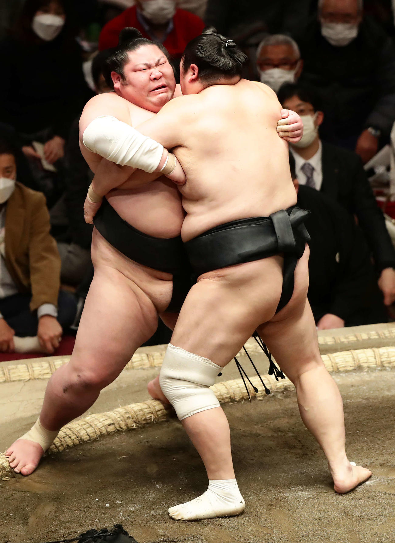 隠岐の海に寄り切りで敗れた剣翔（撮影・丹羽敏通）