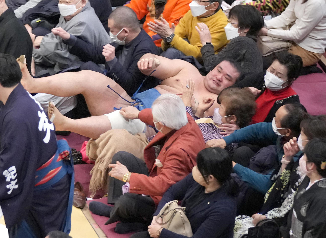 観客席まで飛ばされる千代の国（撮影・小沢裕）