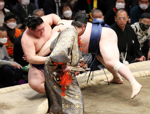 明生（左）を渡し込みで破る宝富士（撮影・鈴木正人）