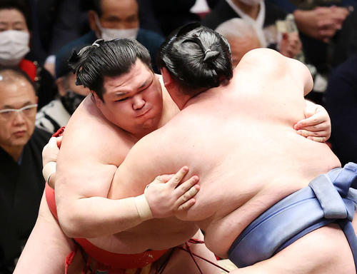 正代（右）を攻める阿武咲（撮影・鈴木正人）