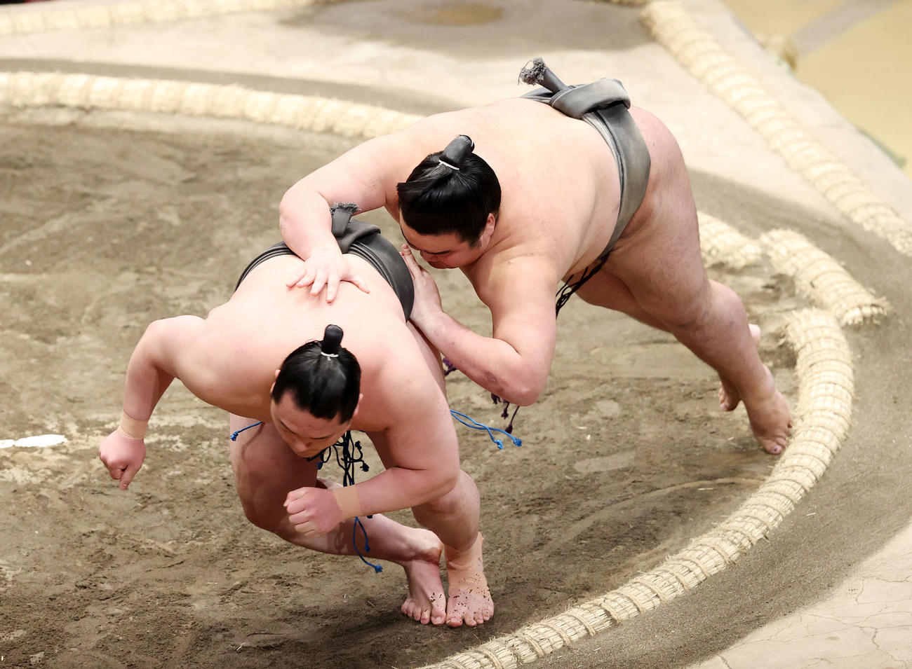 川村（左）を送り倒しで破る朝阪神（撮影・鈴木正人）