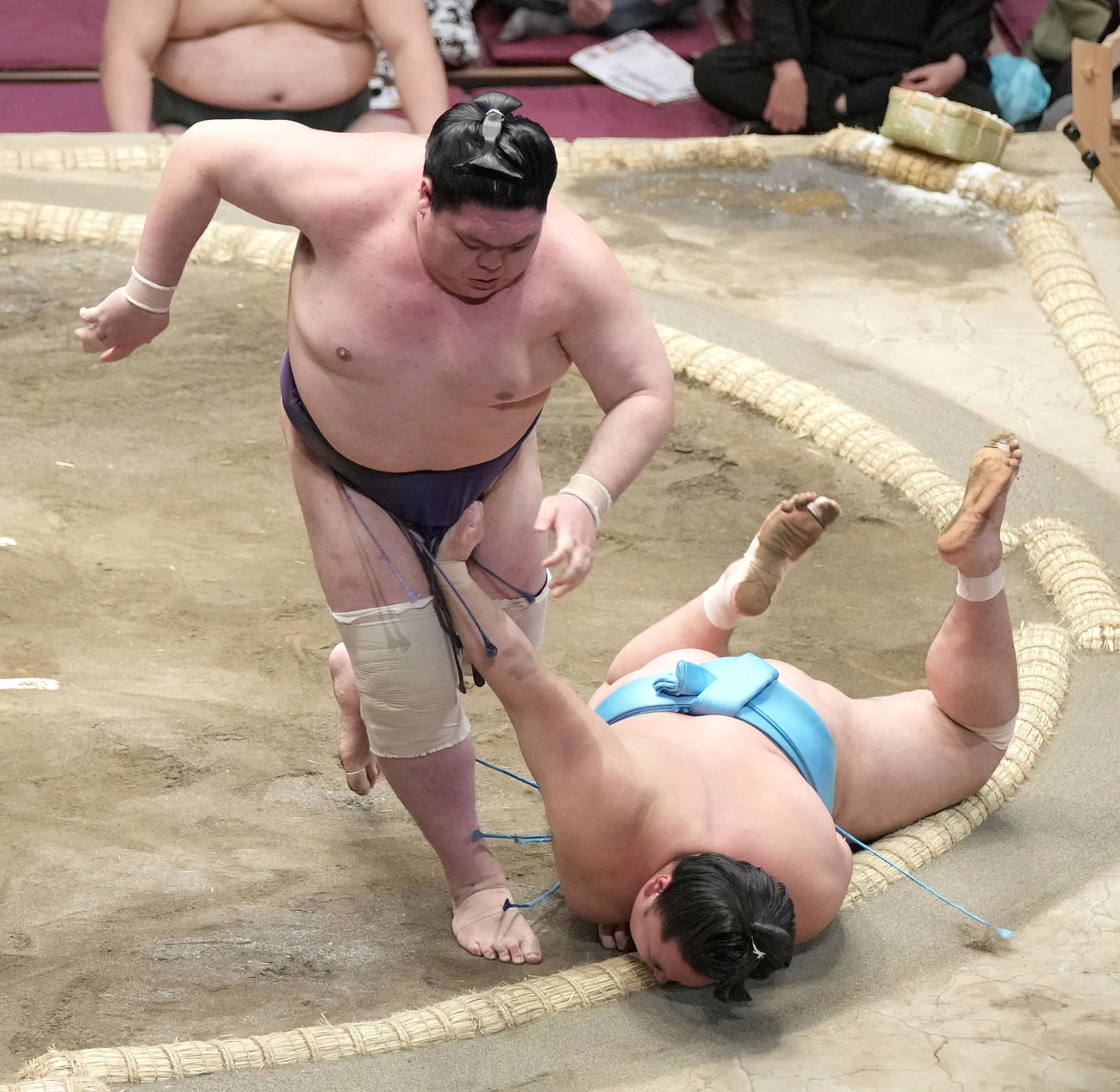 矢後（左）は上手投げで琴勝峰を破る（撮影・小沢裕）