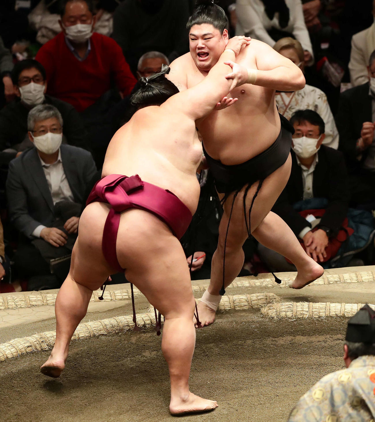 御嶽海に押し出しで敗れた阿炎（撮影・丹羽敏通）