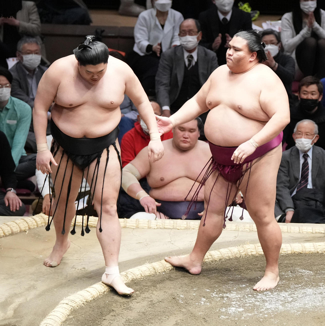 御嶽海（右）は阿炎を押し出しで破る。中央は照ノ富士（撮影・小沢裕）
