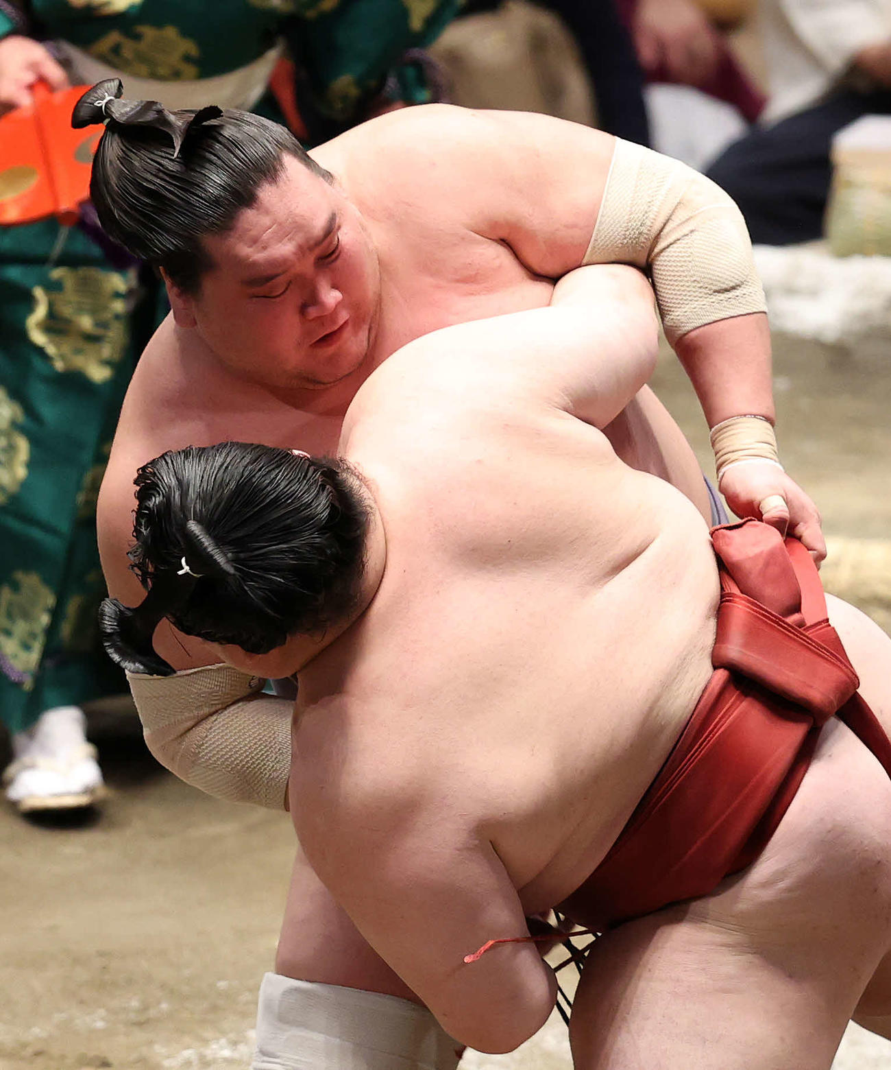 隆の勝（手前）を攻める照ノ富士（撮影・鈴木正人）
