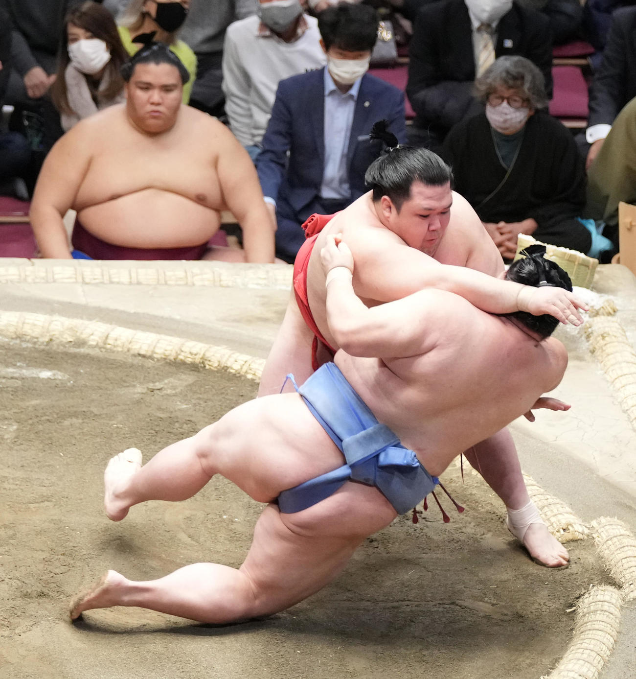 阿武咲は首投げで正代（手前）を破る（撮影・小沢裕）