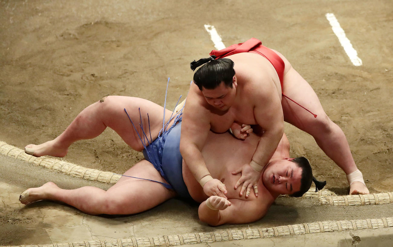 大相撲初場所13日目　阿武咲に首投げで敗れて負け越しが決まった正代（撮影・丹羽敏通）