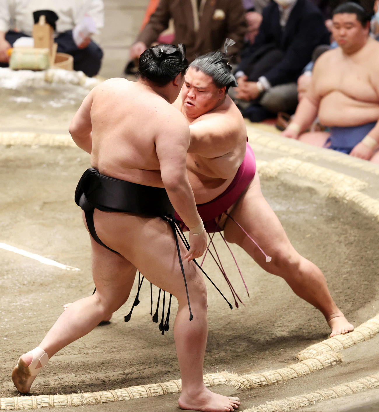 阿炎（手前）を押し出しで破る御嶽海（撮影・鈴木正人）