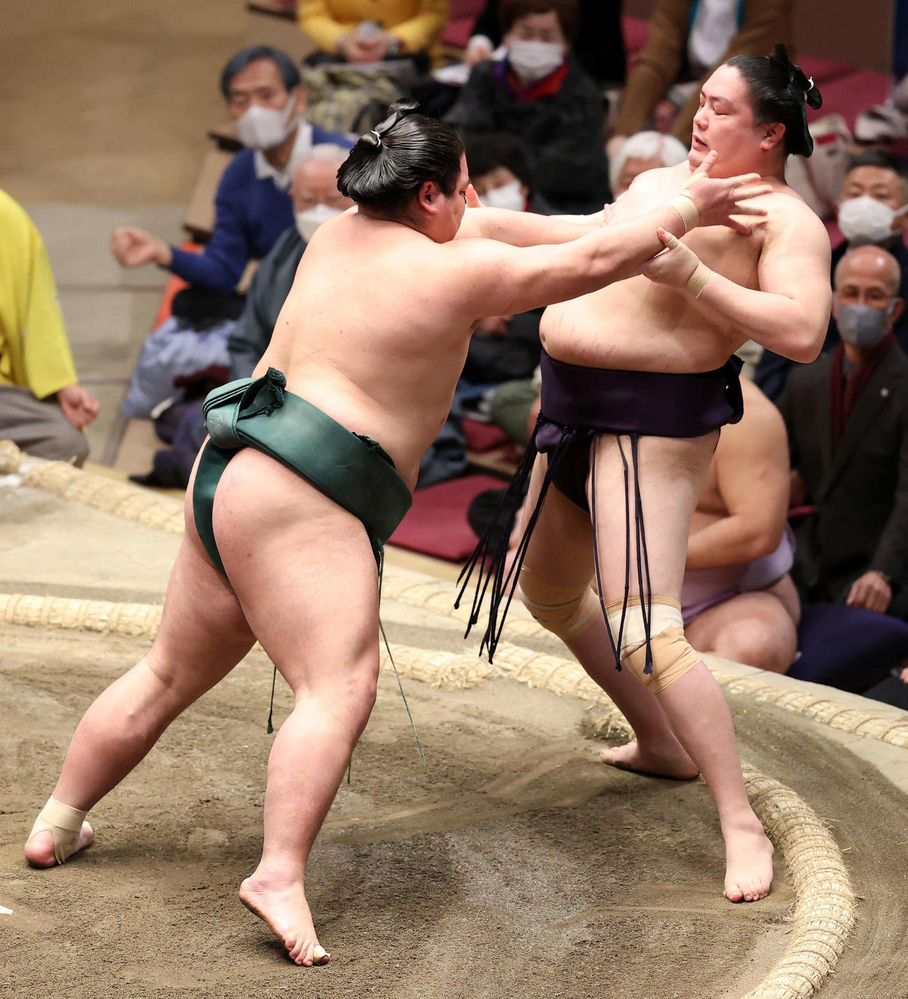 一山本（右）を押し出しで破る錦木（撮影・鈴木正人）