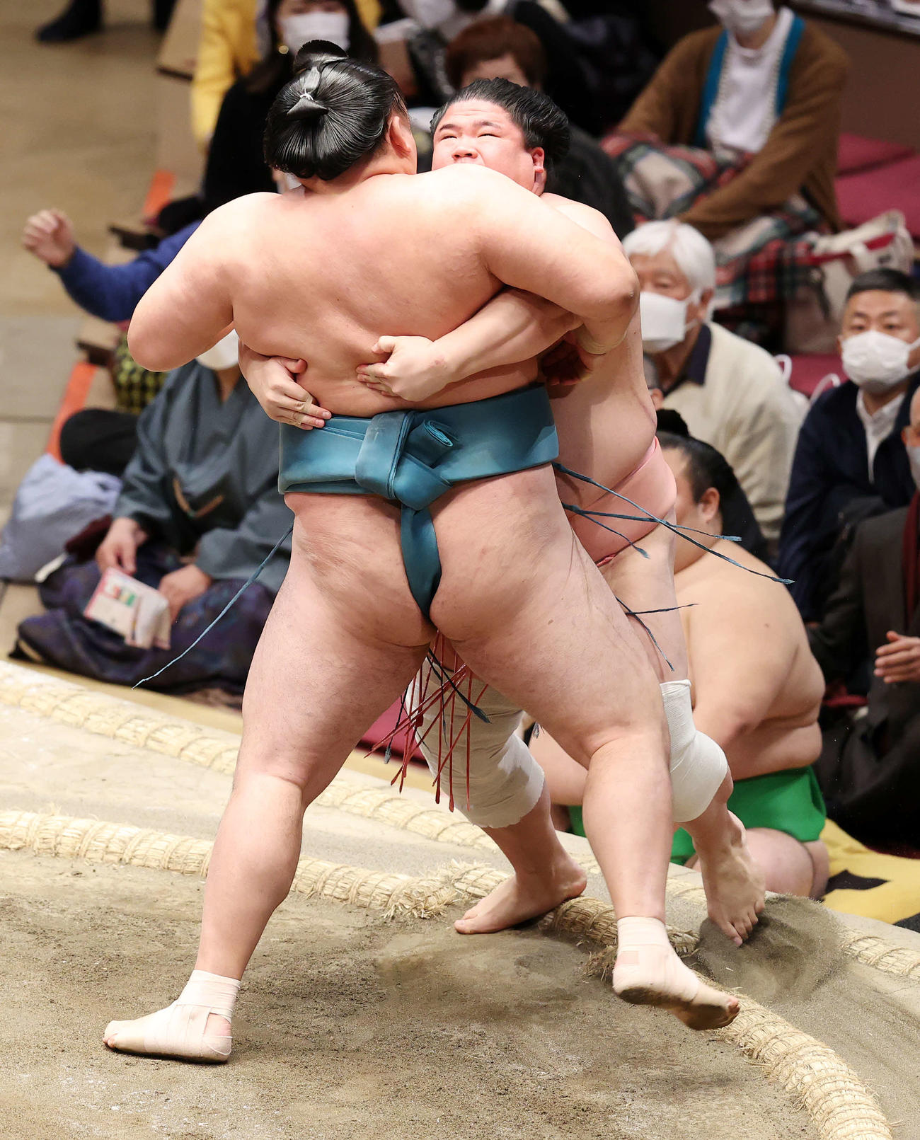 宇良（後方）を押し出しで破る玉鷲（撮影・鈴木正人）