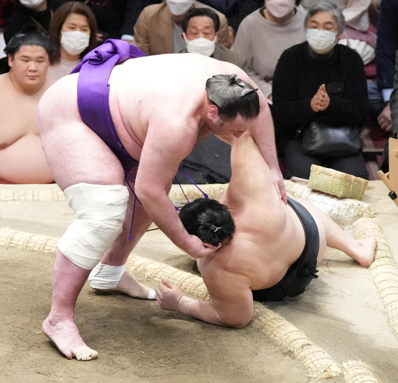 栃ノ心（左）は隠岐の海を上手投げで破る（撮影・小沢裕）
