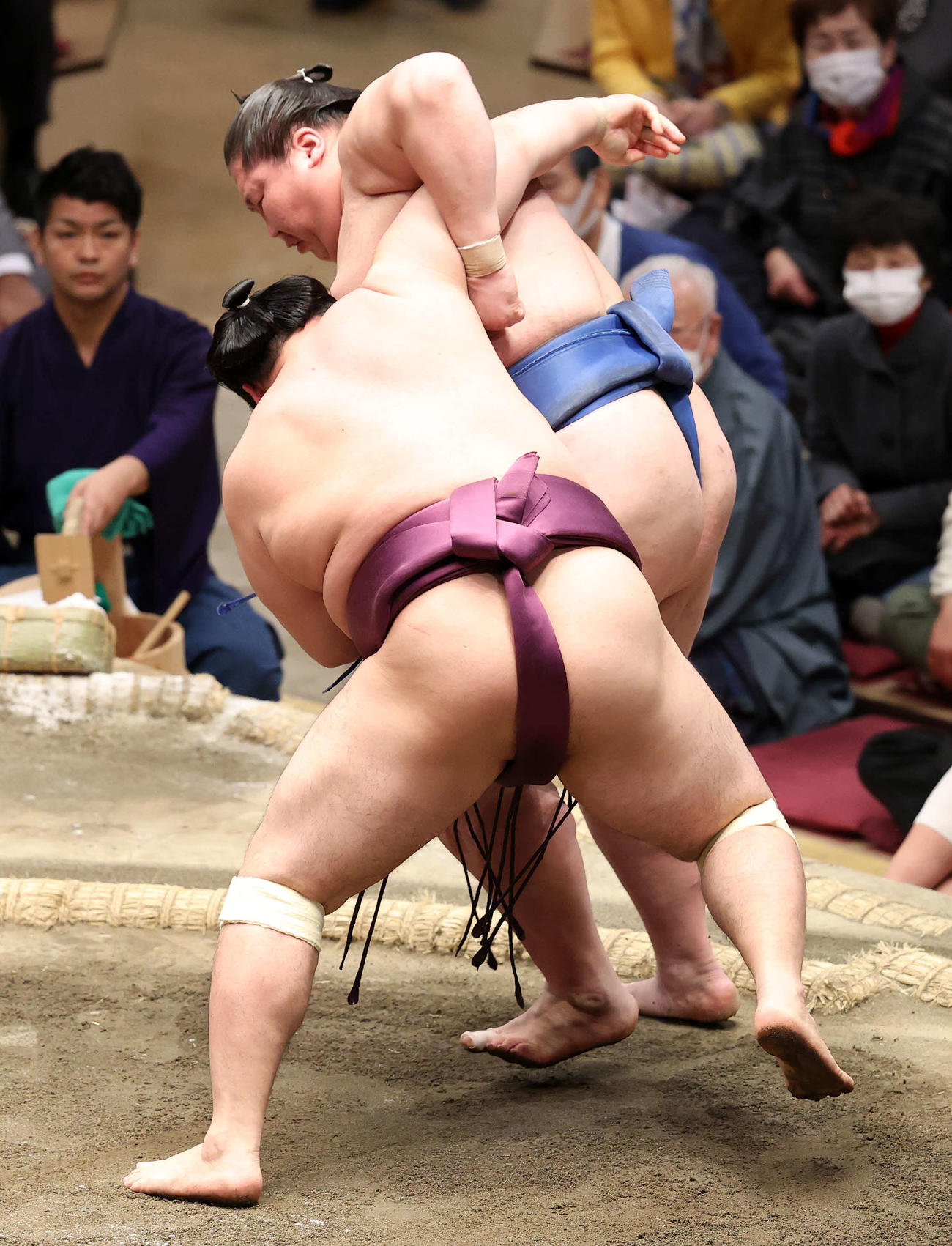 逸ノ城（後方）を寄り切りで破る遠藤（撮影・鈴木正人）