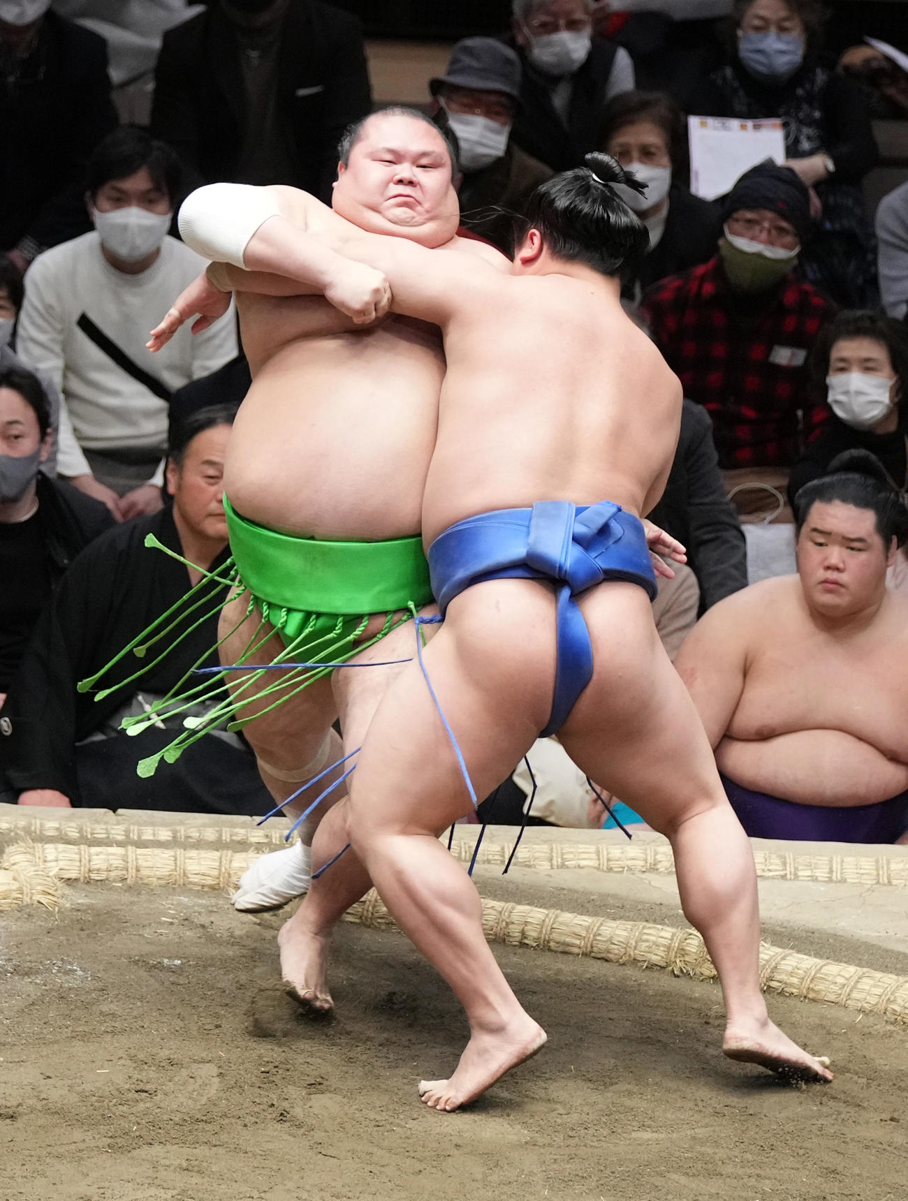 若隆景は千代丸（左）を寄り切りで破る（撮影・小沢裕）