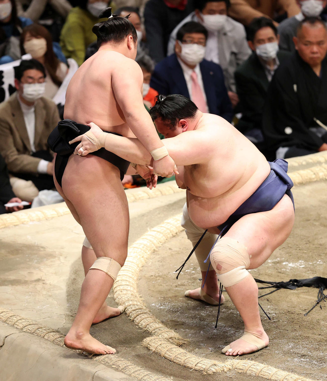 霧馬山（左）を寄り切りで破った北勝富士（撮影・鈴木正人）