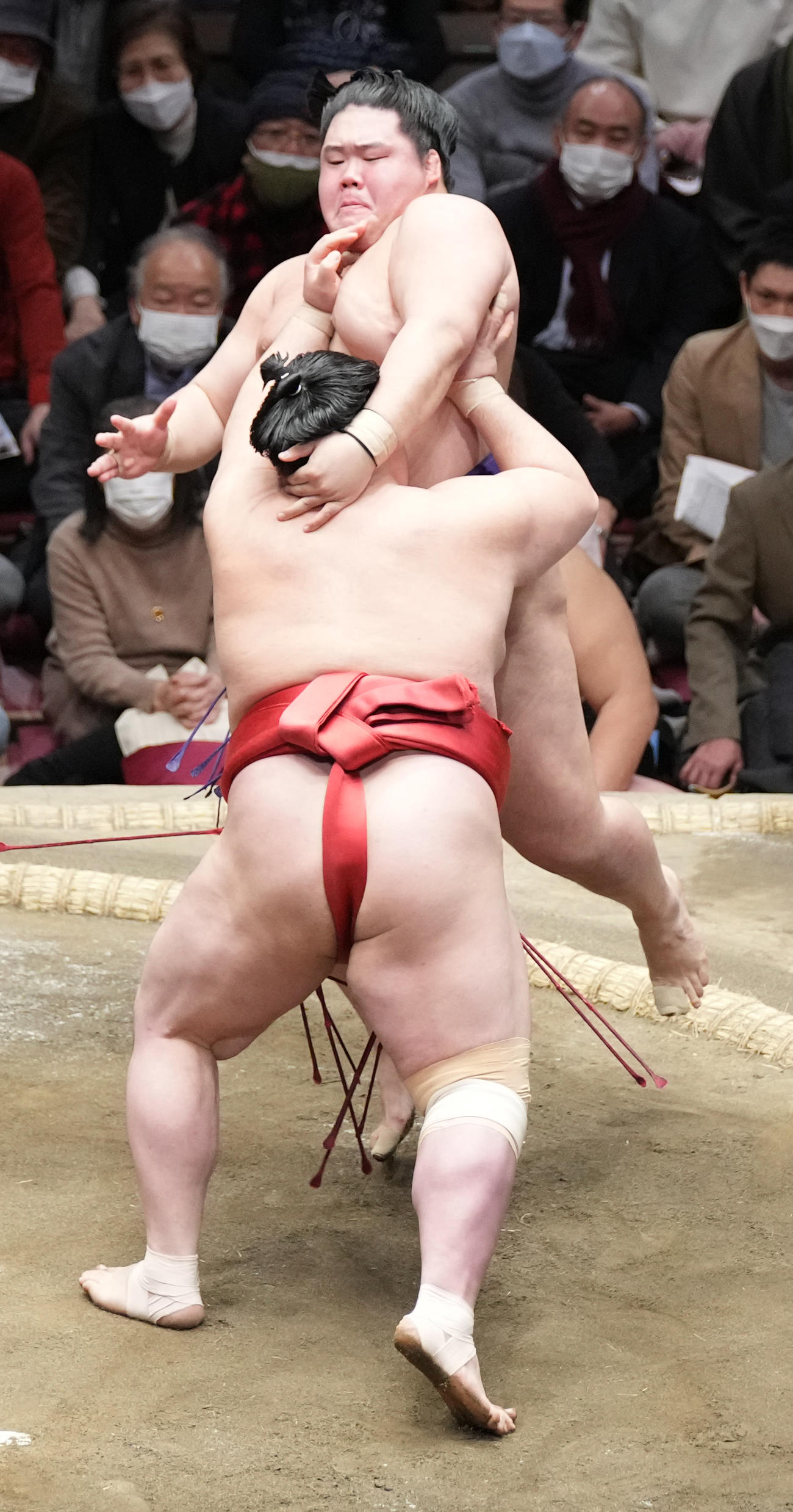 阿武咲（手前）を明生を押し出しで破る（撮影・小沢裕）