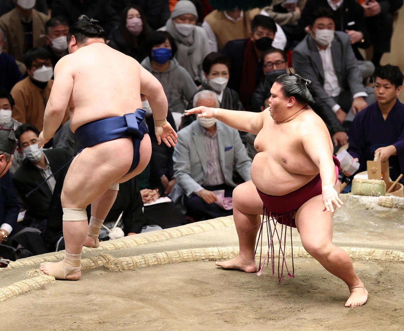 宝富士（左）を送り出しで破る御嶽海（撮影・鈴木正人）