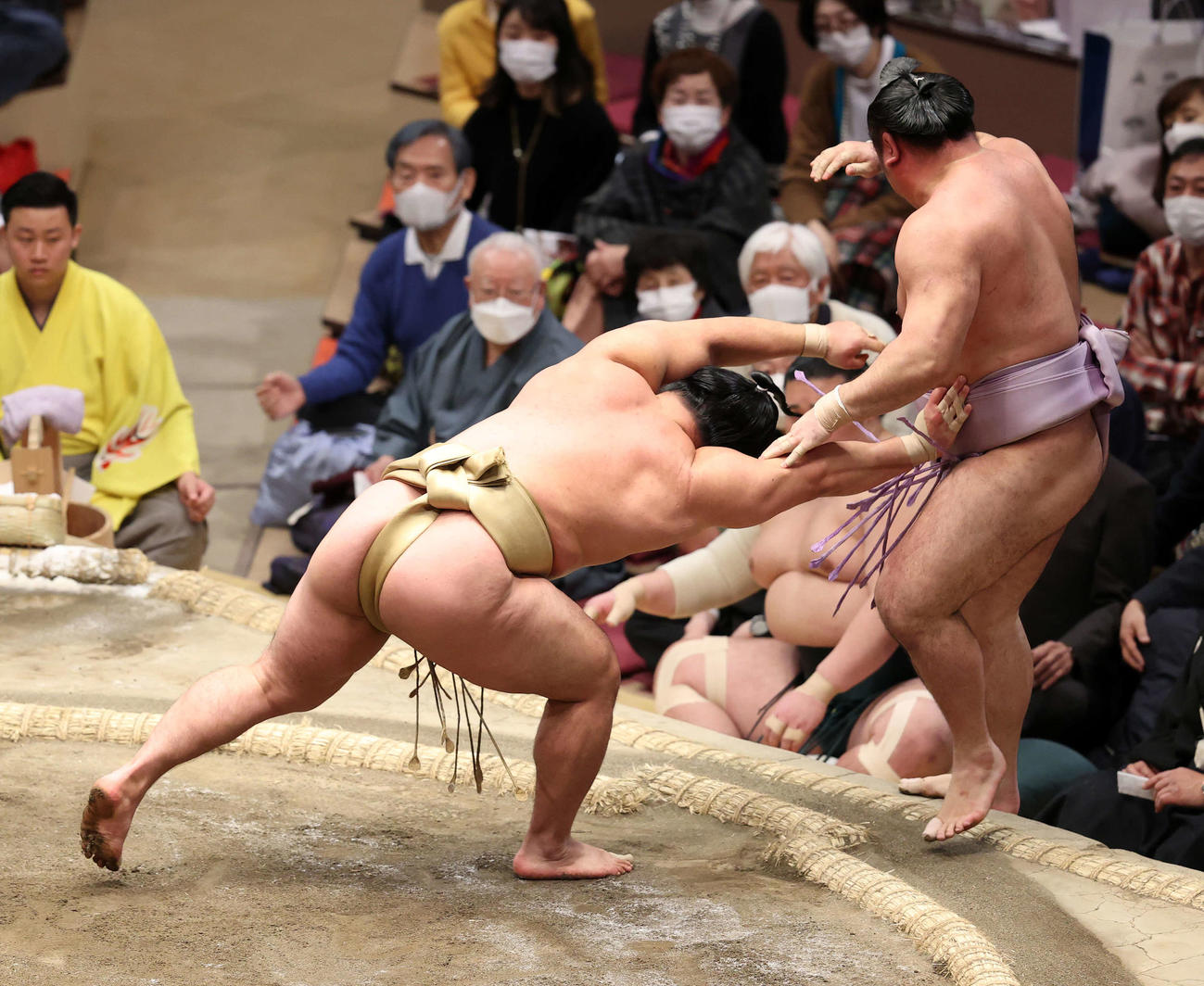 琴恵光（右）を押し出しで破る石浦（撮影・鈴木正人）