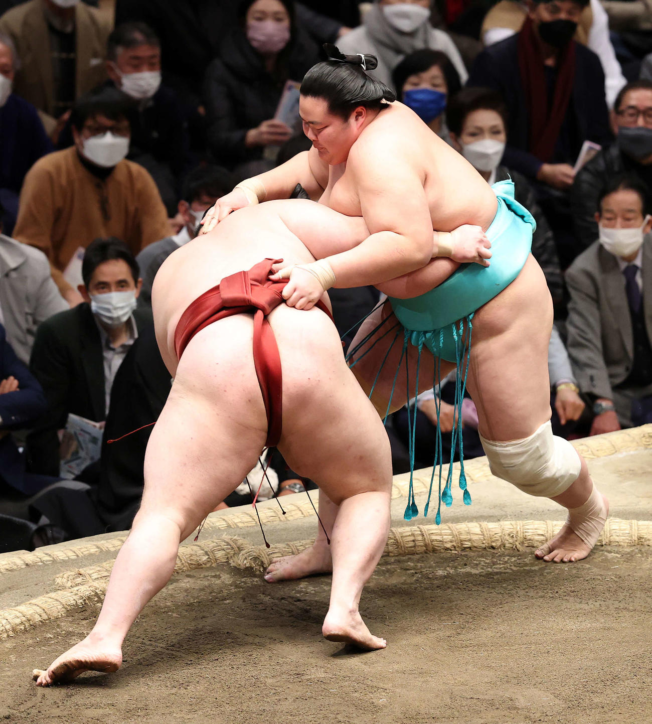 隆の勝（左）を上手投げで破る琴ノ若（撮影・鈴木正人）