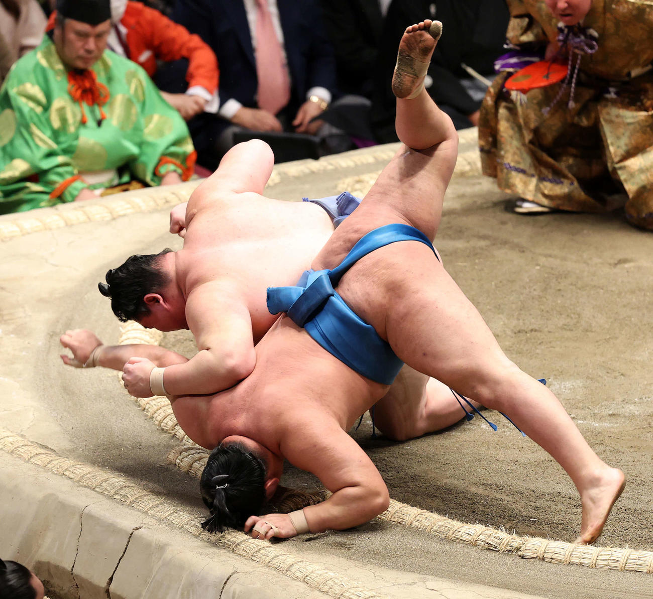 正代（後方）と豊昇龍の一番は同体取り直しになる（撮影・鈴木正人）
