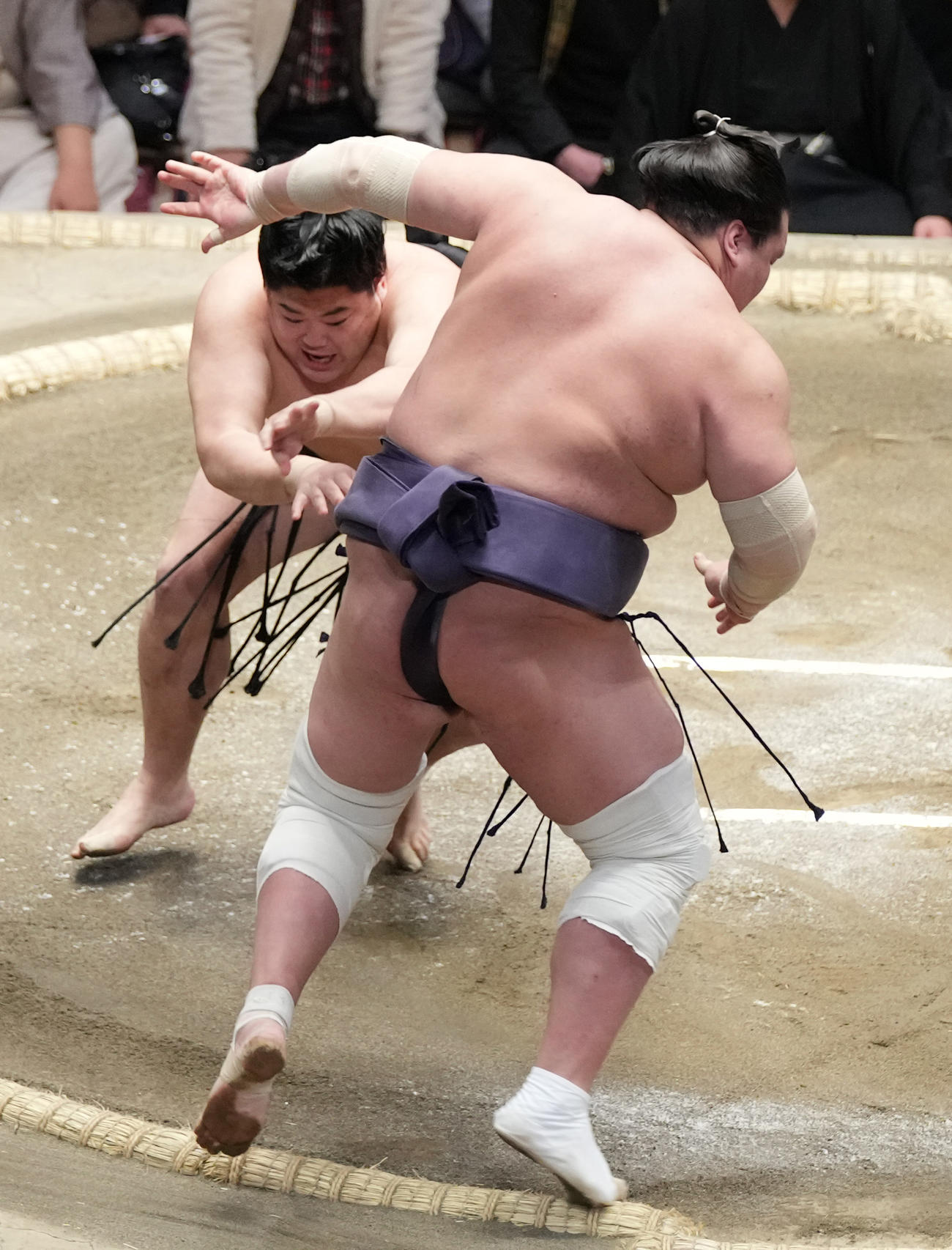 阿炎（左）は照ノ富士を押し出しで破る（撮影・小沢裕）