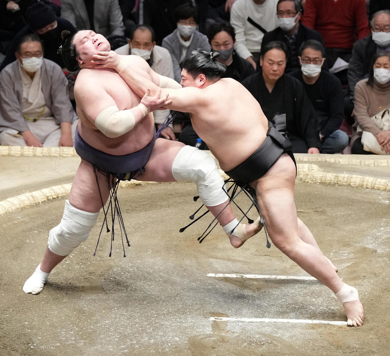 照ノ富士（左）を土俵際へ攻め込む阿炎（撮影・小沢裕）