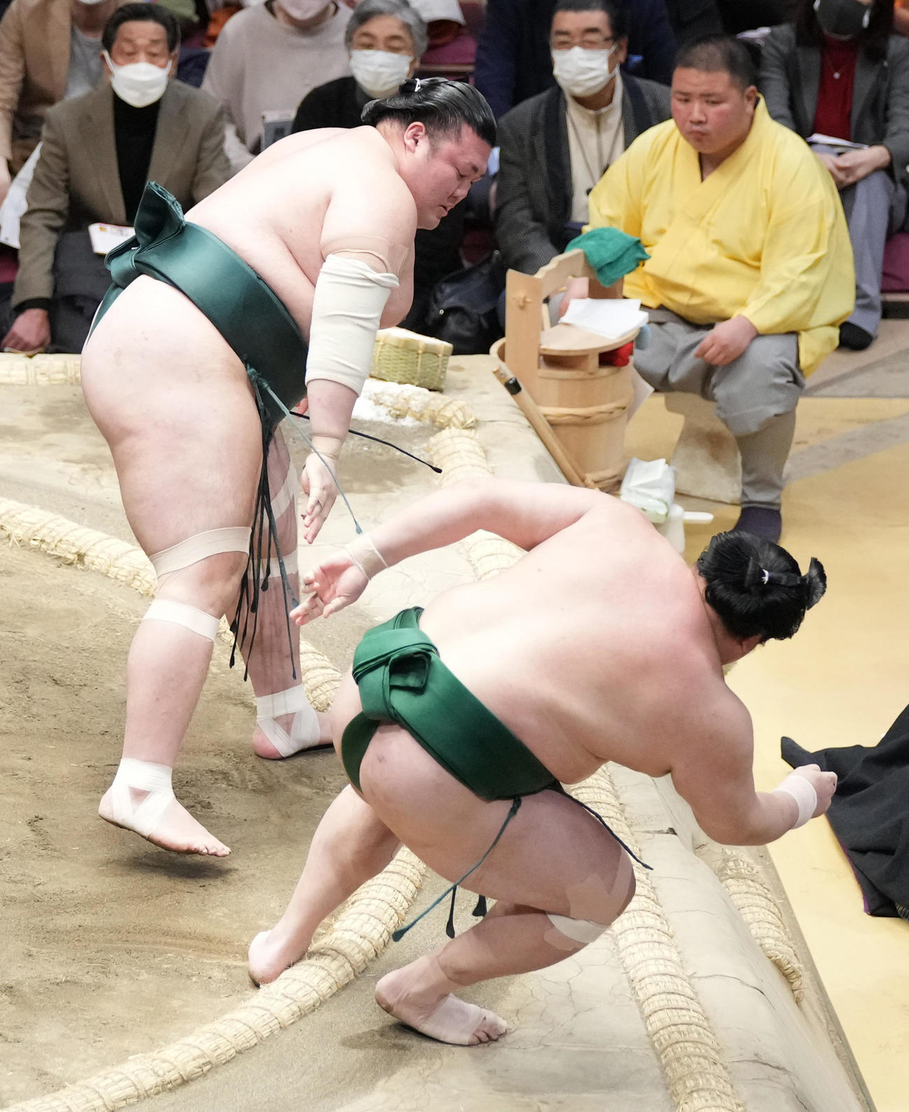 豊山（左）は押し倒しで佐田の海を破る（撮影・小沢裕）