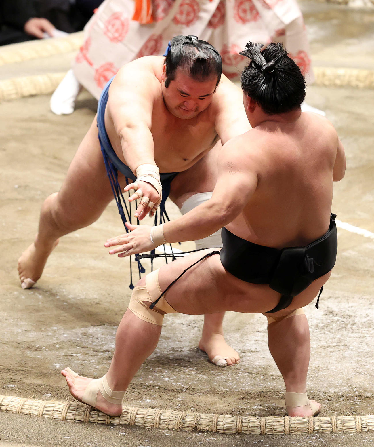 照強（手前）を押し倒しで破る千代の国（撮影・鈴木正人）