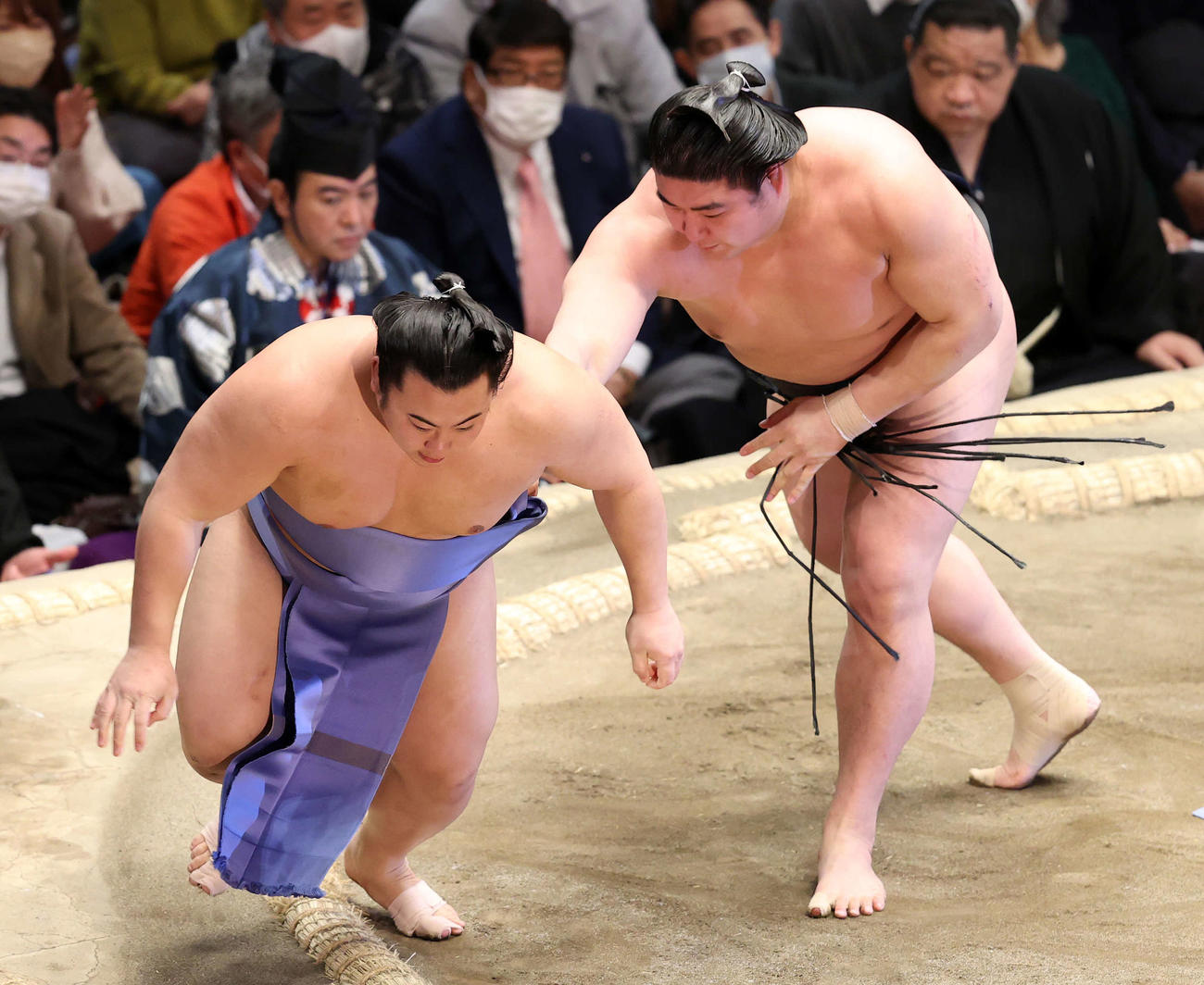 翔猿（左）を寄り切りで破る若元春（撮影・鈴木正人）