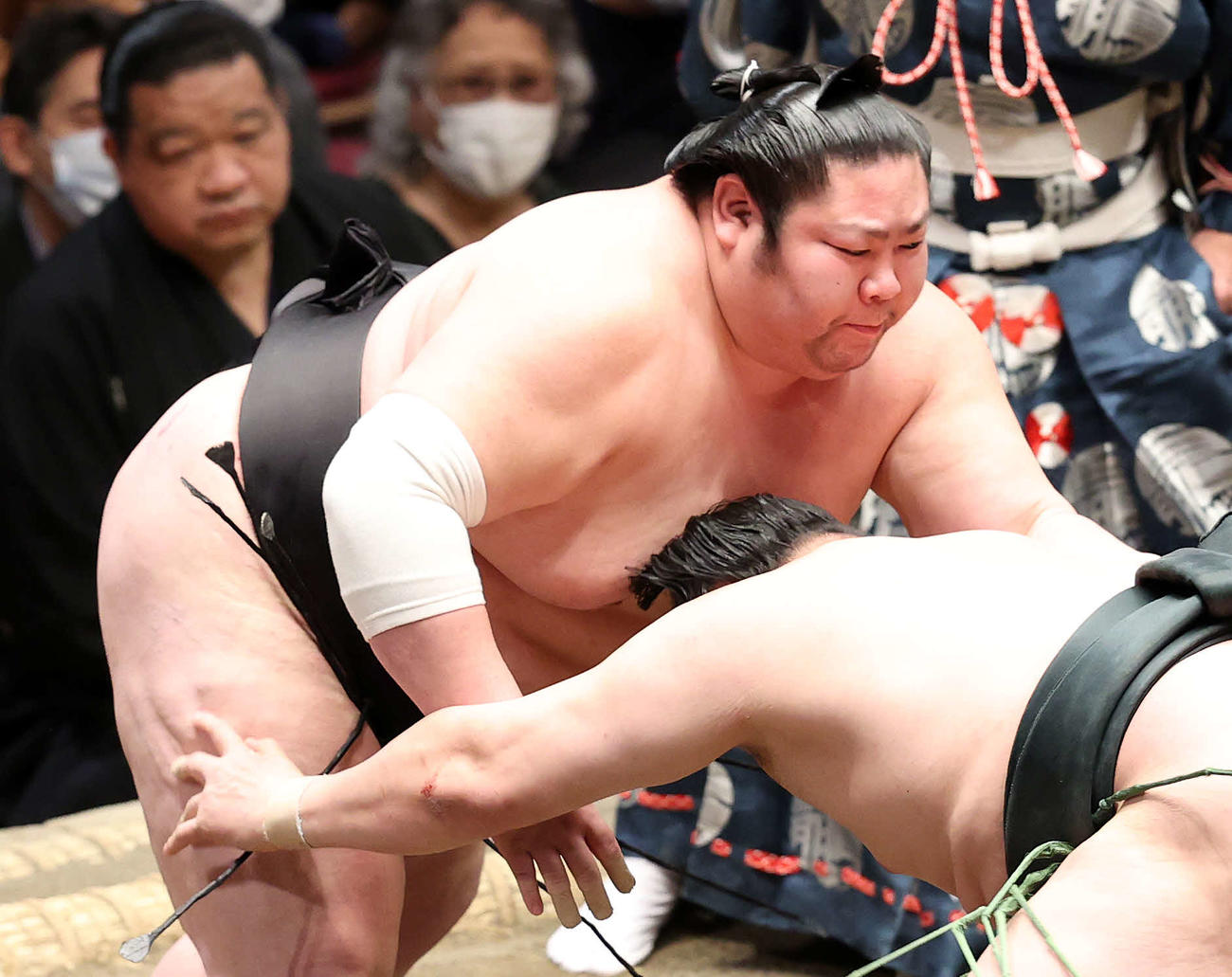 千代翔馬（右）を攻める剣翔（撮影・鈴木正人）