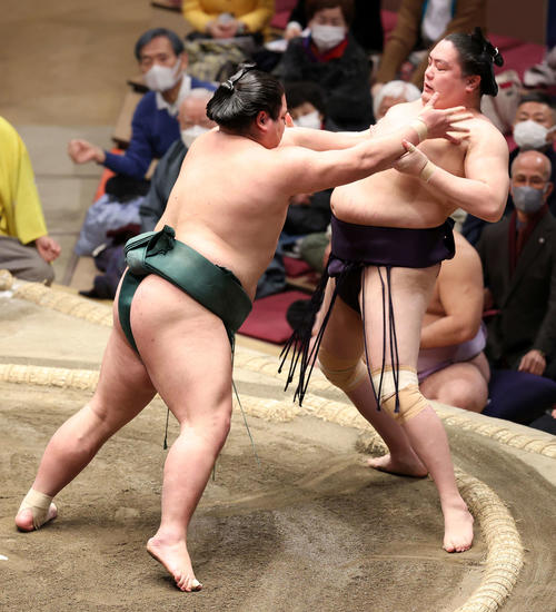 一山本（右）を押し出しで破る錦木（撮影・鈴木正人）