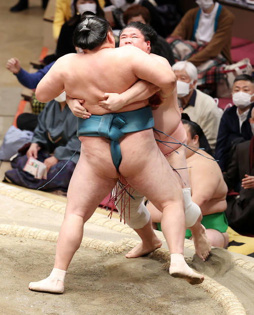 宇良（後方）を押し出しで破る玉鷲（撮影・鈴木正人）